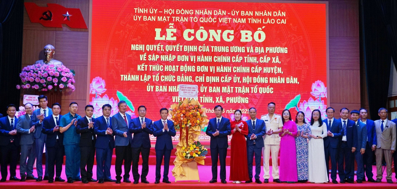 Lễ công bố quyết định thành lập phường Sa Pa và 5 xã mới gồm: Mường Bo, Bản Hồ, Tả Van, Tả Phìn, Ngũ Chỉ Sơn. Ảnh: Báo Lào Cai