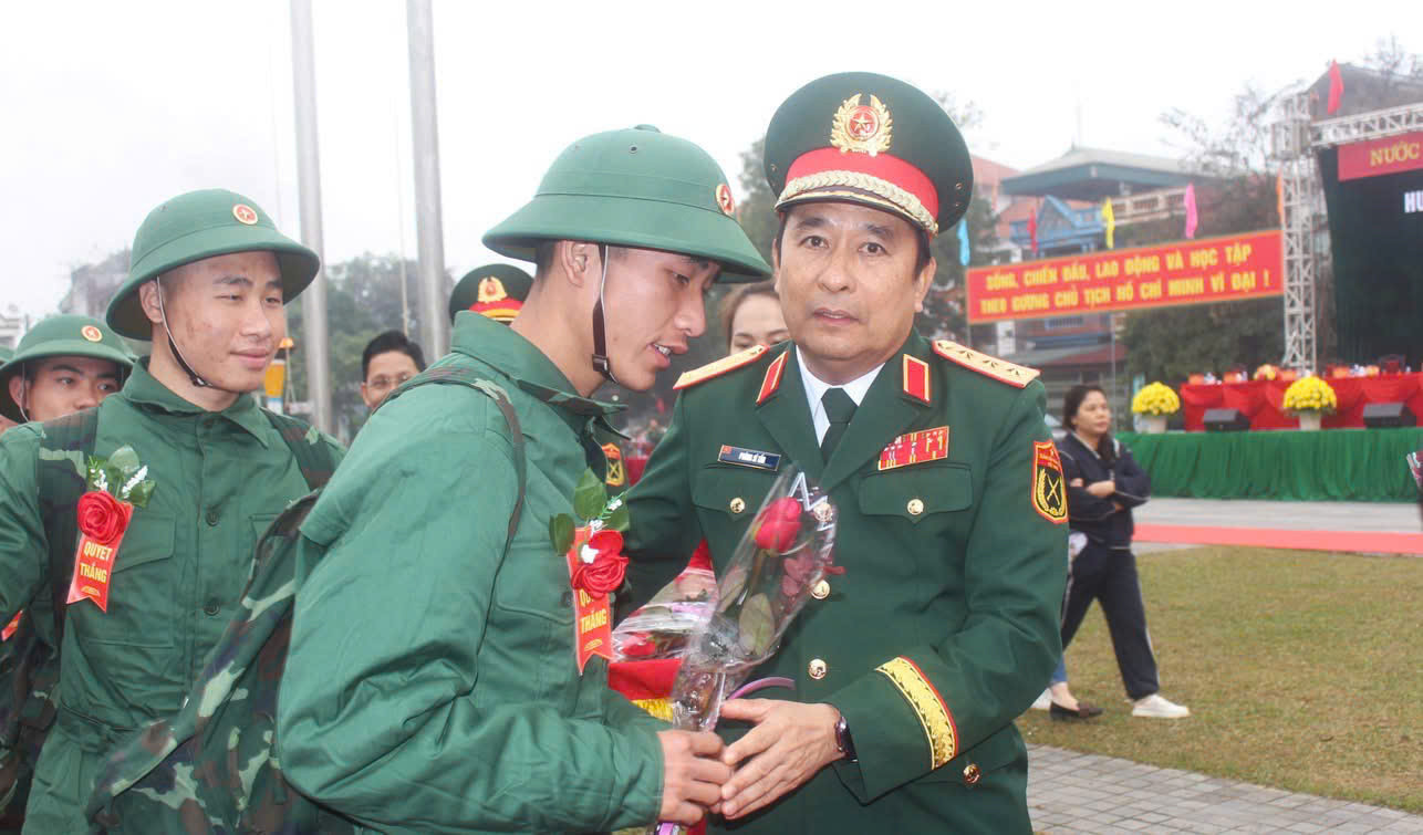 Thượng tướng Phùng Sĩ Tấn động viên thanh niên ở Lào Cai trước khi về đơn vị.