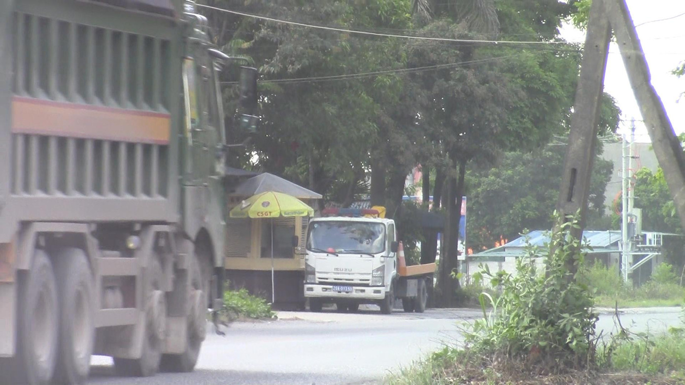 Tuy nhiên, ghi nhận trong nhiều giờ liền cho thấy, xe tài chạy qua rầm rập nhưng không thấy chiến sỹ CSGT nào ra kiểm tra, xử lý. Xe ô tô của CSGT đỗ tại chốt mang biển kiểm soát 29A.01350.