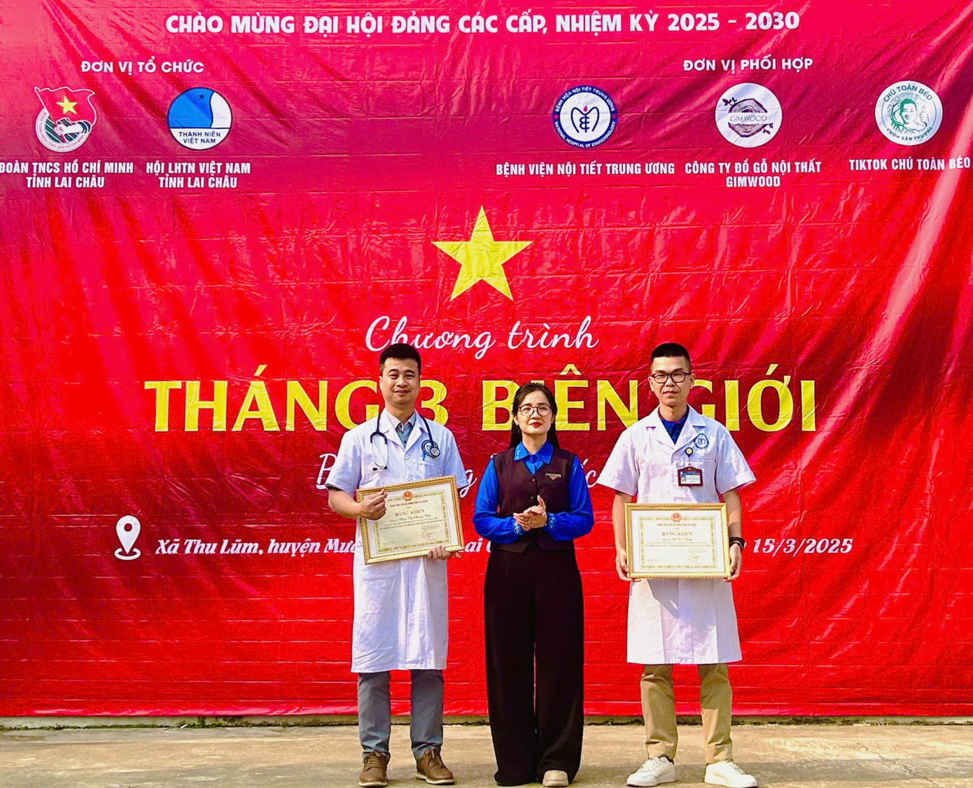 Chị Vừ Thị Mai Dinh - Phó Bí thư Thường trực Tỉnh Đoàn (ở giữa) tặng giấy khen cho thanh niên, y, bác sĩ của Bệnh viện Nội tiết Trung ương. "Tháng 3 không chỉ là thời điểm đánh dấu một mùa xuân mới, mà còn là lúc mà lòng nhiệt huyết, sức trẻ của thanh niên được thắp sáng, cùng nhau hành động vì cộng đồng", Phó Bí thư Thường trực Tỉnh Đoàn Lai Châu nói.