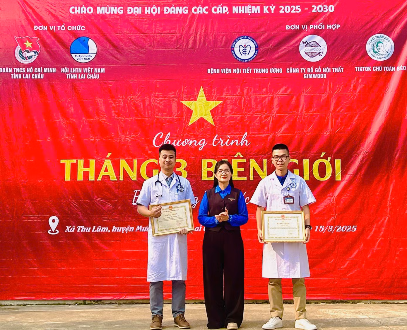 Chị Vừ Thị Mai Dinh - Phó Bí thư Thường trực Tỉnh Đoàn (ở giữa) tặng giấy khen cho thanh niên, y, bác sĩ của Bệnh viện Nội tiết Trung ương. "Tháng 3 không chỉ là thời điểm đánh dấu một mùa xuân mới, mà còn là lúc mà lòng nhiệt huyết, sức trẻ của thanh niên được thắp sáng, cùng nhau hành động vì cộng đồng", Phó Bí thư Thường trực Tỉnh Đoàn Lai Châu nói.