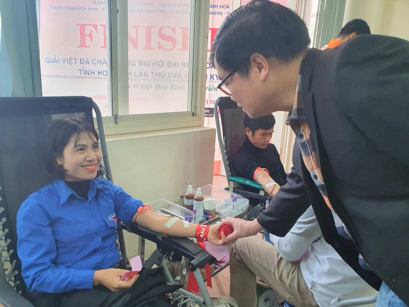 “Tính đến ngày 7/1, Chủ nhật Đỏ lần thứ XV đã diễn ra được trên 23 tỉnh, thành phố với gần 45 điểm hiến máu. Tổng lượng máu tiếp nhận đến ngày 7/1 đạt hơn 23.000 đơn vị máu. Tỉnh Hòa Bình đã phối hợp với báo Tiền Phong tổ chức chương trình thành công trong nhiều năm qua, với ý nghĩa cao đẹp, mang giọt máu ấm đến với người bệnh. Thay mặt ban tổ chức, xin cám ơn và chúc các tình nguyện viên, đoàn viên, thanh niên có nhiều sức khỏe, để trao đời nhiều hơn nữa những giọt máu hồng yêu thương”, nhà báo Hữu Lộc phát biểu.