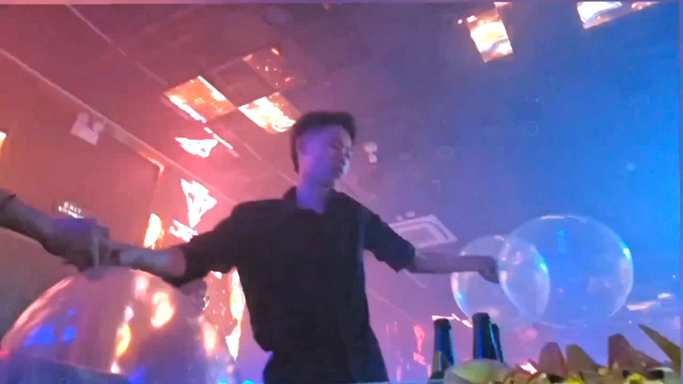 Nhân viên đứng cạnh bàn sẵn sàng dí bóng cười khi khách ra hiệu. Ảnh chụp ngày 13/5 Nhân viên đứng cạnh bàn sẵn sàng dí bóng cười khi khách ra hiệu. Ảnh chụp ngày 13/5