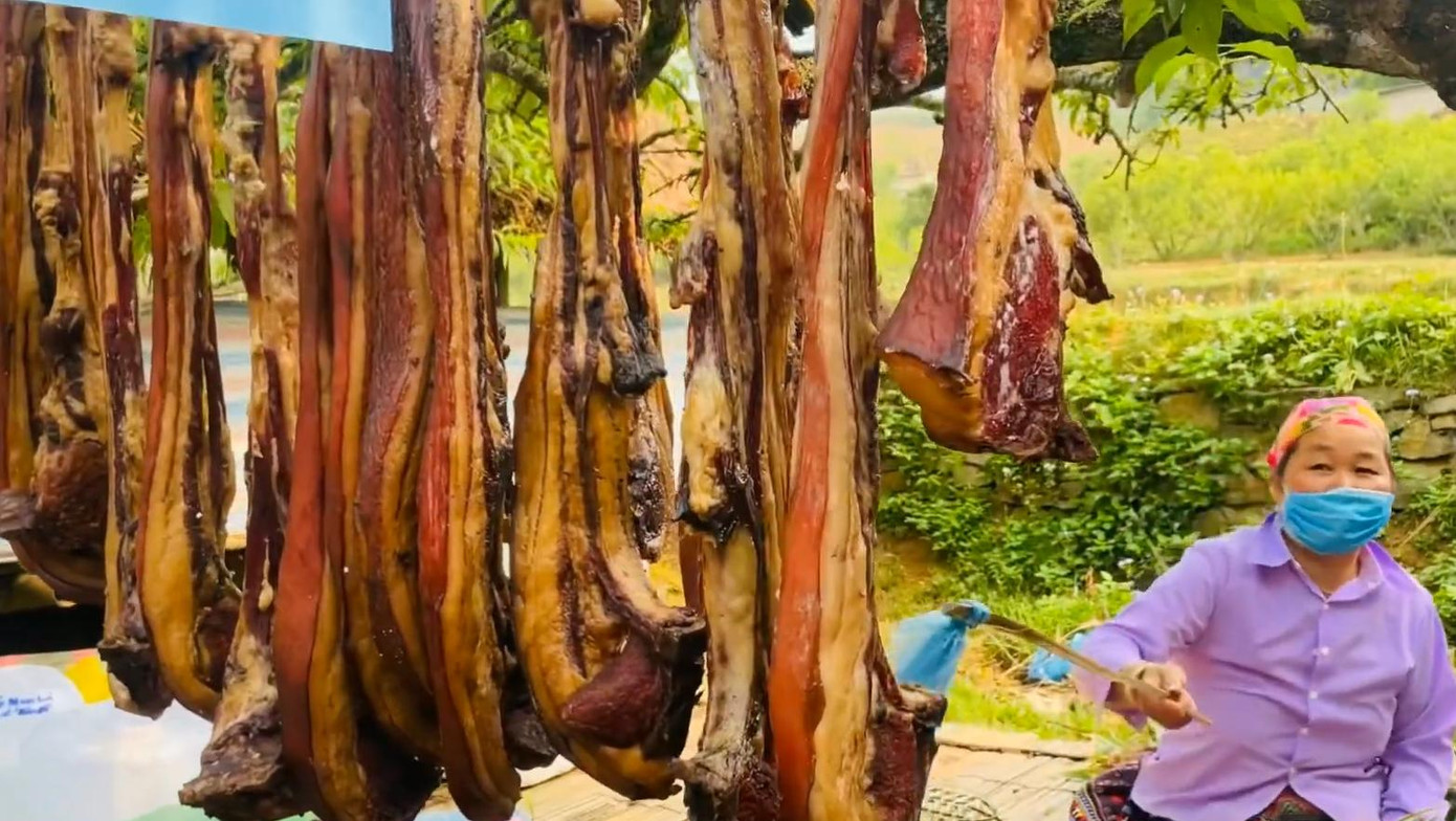 Các gian hàng ẩm thực đa dạng như thắng cố, thịt hun khói, thịt xiên nướng, gà luộc, trứng nướng.