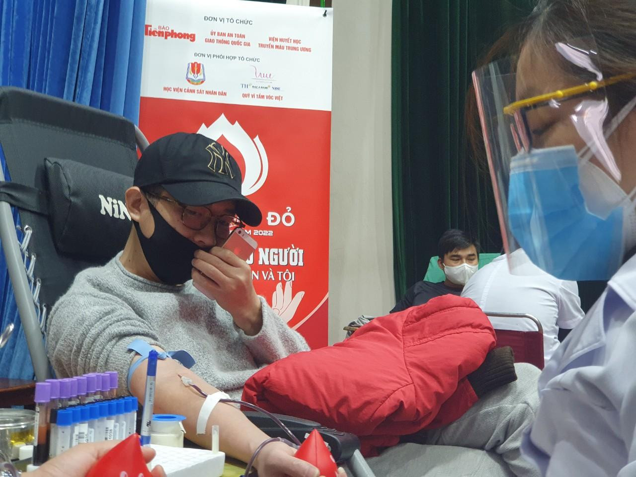 Trong ảnh, anh Nguyễn Tiến Dũng, sinh năm 1993, nhân viên BAC A BANK lần thứ 4 tham gia hiến máu tại ngày hội Chủ nhật Đỏ.