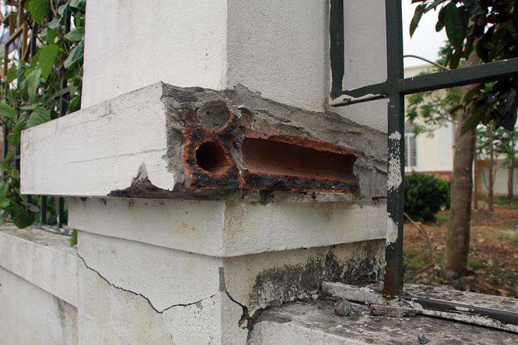 Quan sát phía ngoài nhiều trụ cột tường bao xung quanh bị vỡ, nứt, lộ gạch đỏ, xuất hiện nhiều khe nứt chạy dài đút lọt ngón tay. Rào sắt hóa bị gãy, cong vẹo, cửa gỉ sét.