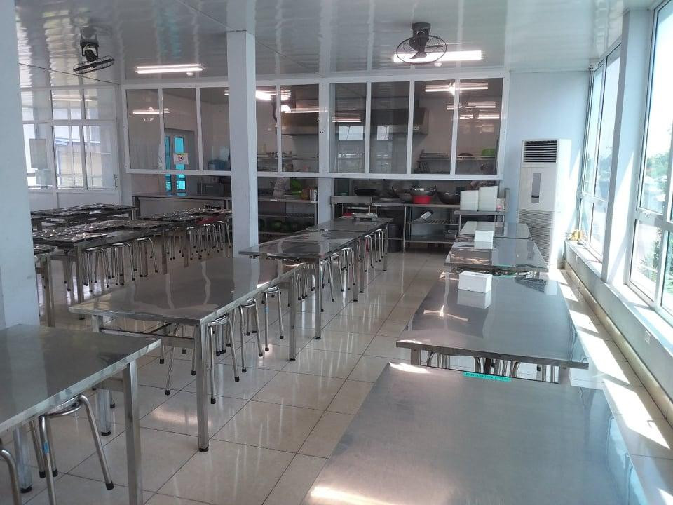 Tỉnh Bắc Ninh yêu cầu các doanh nghiệp tăng khẩu phần và chất lượng suất ăn cho công nhân viên; khuyến khích các doanh nghiệp tăng lương thưởng cho các công nhân ở lại nhà máy làm việc trong thời gian này.