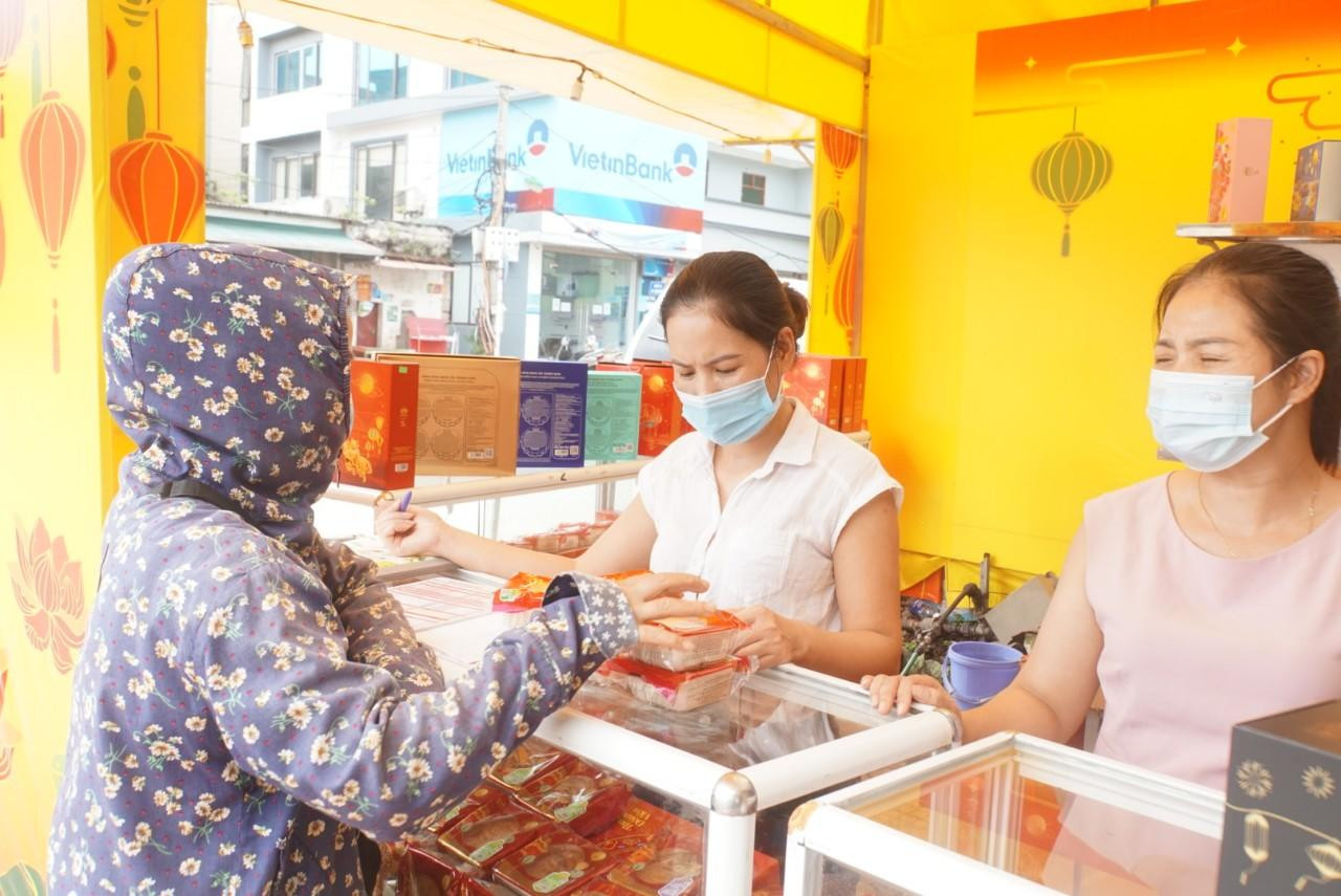 Chủ quầy cho biết, dù lác đác có khách mua hàng nhưng chỉ trong buổi sáng (16/9) doanh thu của quầy đạt hơn 10 triệu đồng. Chủ quầy cho biết, dù lác đác có khách mua hàng nhưng chỉ trong buổi sáng (16/9) doanh thu của quầy đạt hơn 10 triệu đồng.