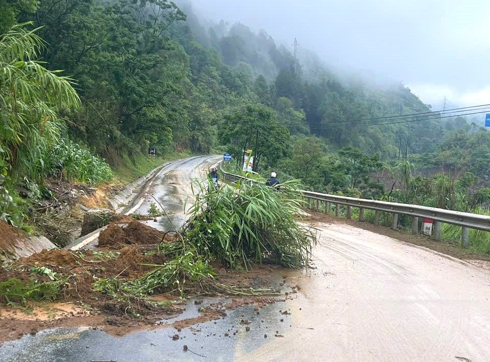 Các phương tiện sẽ được hướng dẫn các phương tiện di chuyển qua đường tỉnh lộ 130 để đi theo hướng TP Lai Châu đi huyện Phong Thổ và ngược lại Các phương tiện sẽ được hướng dẫn các phương tiện di chuyển qua đường tỉnh lộ 130 để đi theo hướng TP Lai Châu đi huyện Phong Thổ và ngược lại