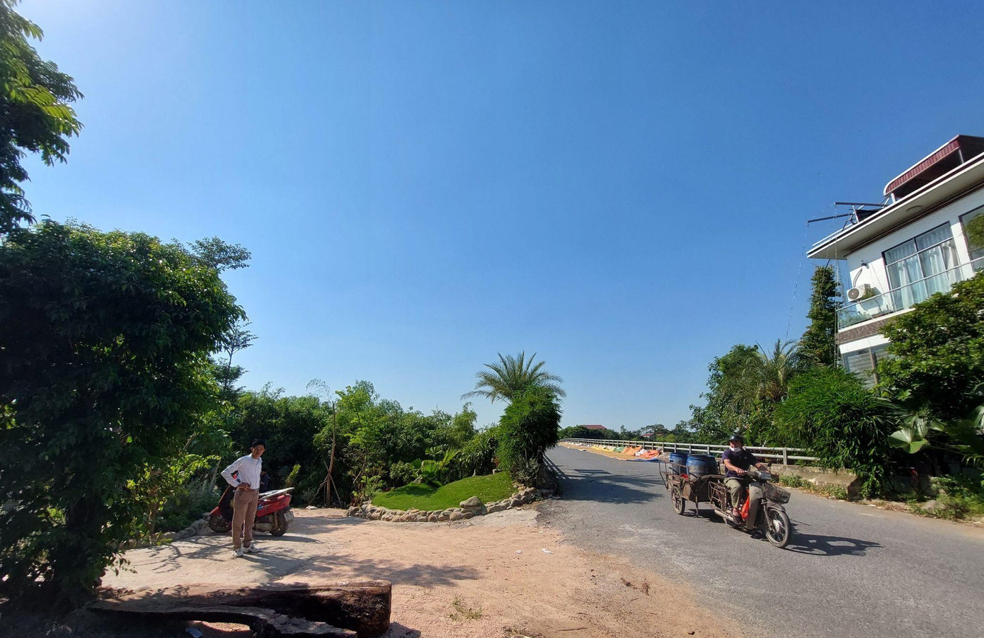 Đoạn đường gom mới này tạo thành khúc cua gấp khúc với cầu, khuất tầm nhìn, mất an toàn giao thông.