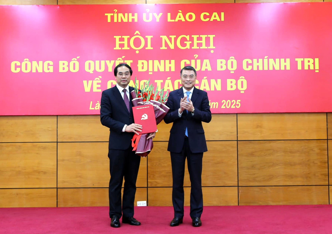 Ông Lê Minh Hưng, Uỷ viên Bộ Chính trị, Bí thư Trung ương Đảng, Trưởng Ban Tổ chức Trung ương trao quyết định, tặng hoa chúc mừng tân Bí thư Tỉnh ủy Lào Cai Trịnh Xuân Trường. Ông Lê Minh Hưng, Uỷ viên Bộ Chính trị, Bí thư Trung ương Đảng, Trưởng Ban Tổ chức Trung ương trao quyết định, tặng hoa chúc mừng tân Bí thư Tỉnh ủy Lào Cai Trịnh Xuân Trường.