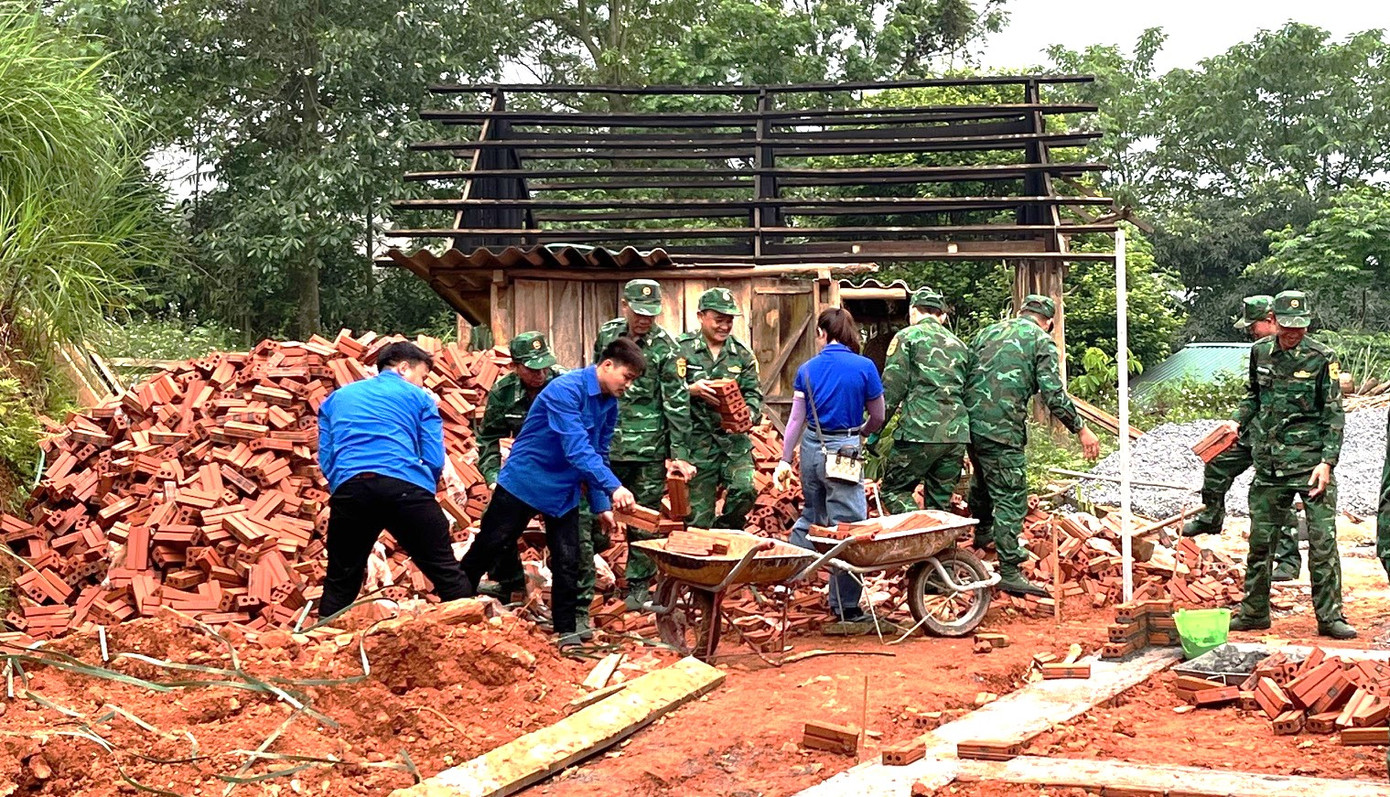 Đoàn thanh niên, Bộ đội biên phòng Lào Cai hỗ trợ người dân xây xoá nhà tạm tại địa bàn huyện Bát Xát