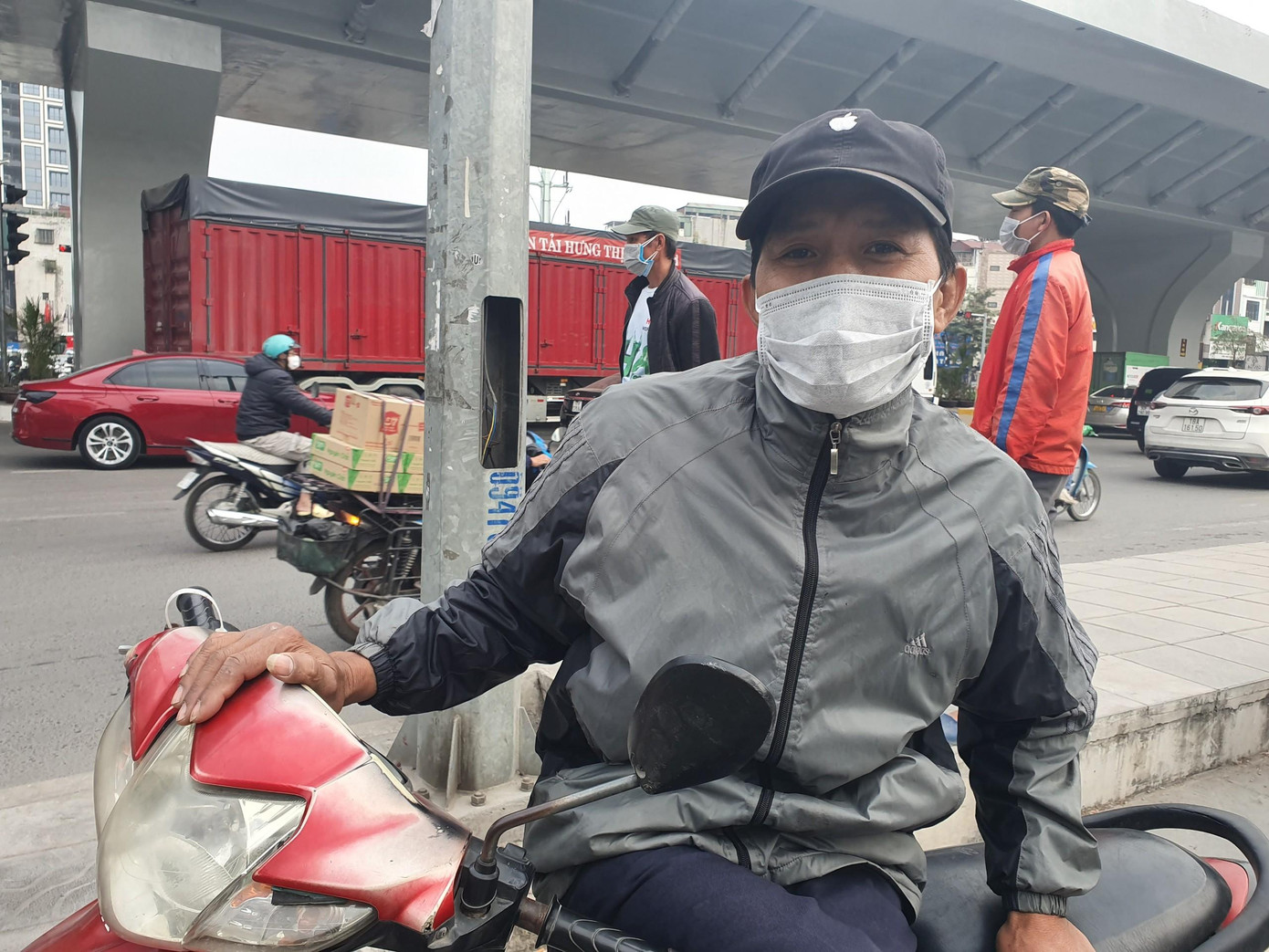 Đầu giờ sáng, dưới cái lạnh tê buốt của ngày cuối năm, hàng chục lao động ở các "chợ người" khu vực Mai Động, Cầu Lủ (Hoàng Mai) phong phanh đứng nép vào nhau đợi khách. Trong ảnh: Anh Việt (quê Thanh Hóa) tựa tay trên xe của mình chờ việc.