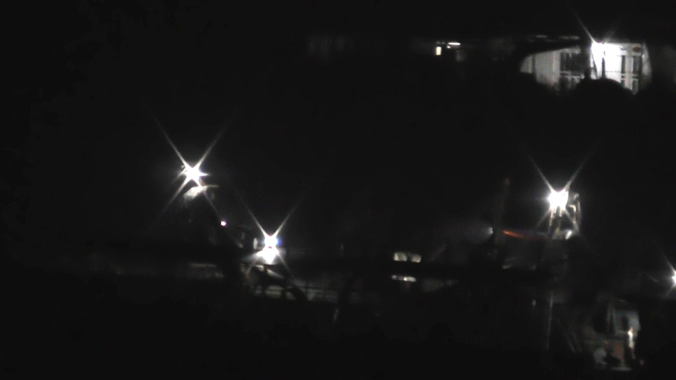 Ban đêm, tại đây có 4 điểm khai thác. Có điểm, vài tàu hút chụm lại. Mỗi tàu thắp 3-4 bóng đèn, nhìn từ xa có thể nhận biết tàu đang khai thác cát trái phép. Ảnh: Long Vân