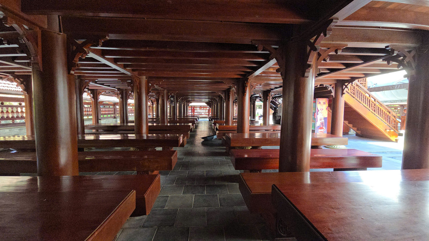 Dưới tầng 1 có bố trí 14 bộ sập bằng gỗ đinh hương, cẩm lai cao cấp nguyên khối. Theo quảng cáo, nguồn gỗ lim xây dựng nên nhà sàn và các công trình khác được nhập khẩu từ Lào, đáng chú ý những cây gỗ lim nguyên khối này hơn 900 tuổi.