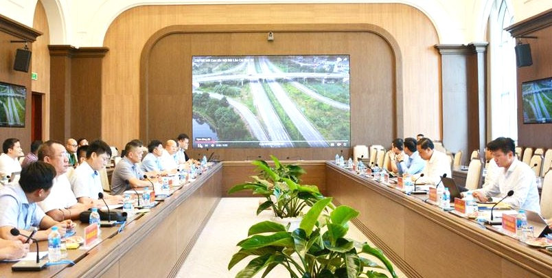 Tỉnh Lào Cai và Tổng công ty Đầu tư phát triển đường cao tốc Việt Nam (VEC) làm việc về Dự án xây dựng, mở rộng đoạn Yên Bái - Lào Cai thuộc tuyến cao tốc Nội Bài - Lào Cai. Ảnh: Thanh Huyền Tỉnh Lào Cai và Tổng công ty Đầu tư phát triển đường cao tốc Việt Nam (VEC) làm việc về Dự án xây dựng, mở rộng đoạn Yên Bái - Lào Cai thuộc tuyến cao tốc Nội Bài - Lào Cai. Ảnh: Thanh Huyền