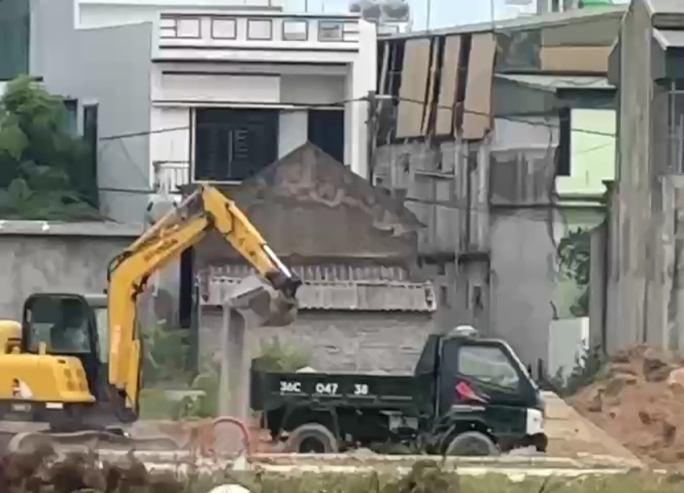 Những điểm tập kết VLXD vẫn hoạt động, tấp nập xe ra vào chở hàng