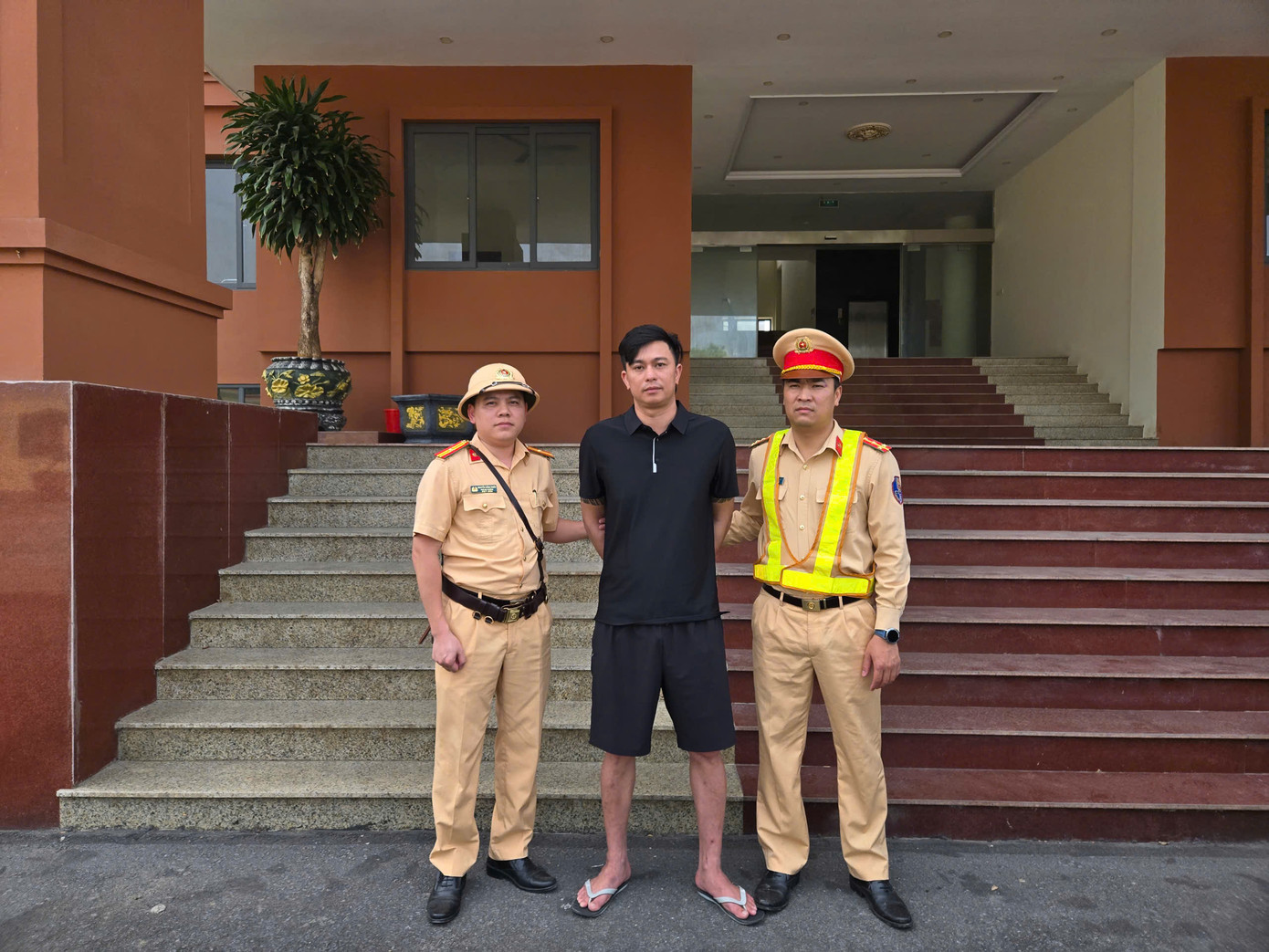 Nguyễn Văn Linh (áo đen ở giữa SN 1989) trú tại thị trấn Yên Lạc (huyện Yên Lạc, tỉnh Vĩnh Phúc) là đối tượng liên quan tới đường dây mua bán trái phép chất ma túy mà Công an tỉnh Quảng Ninh vừa triệt phá. Ảnh: Tống Huệ Nguyễn Văn Linh (áo đen ở giữa SN 1989) trú tại thị trấn Yên Lạc (huyện Yên Lạc, tỉnh Vĩnh Phúc) là đối tượng liên quan tới đường dây mua bán trái phép chất ma túy mà Công an tỉnh Quảng Ninh vừa triệt phá. Ảnh: Tống Huệ