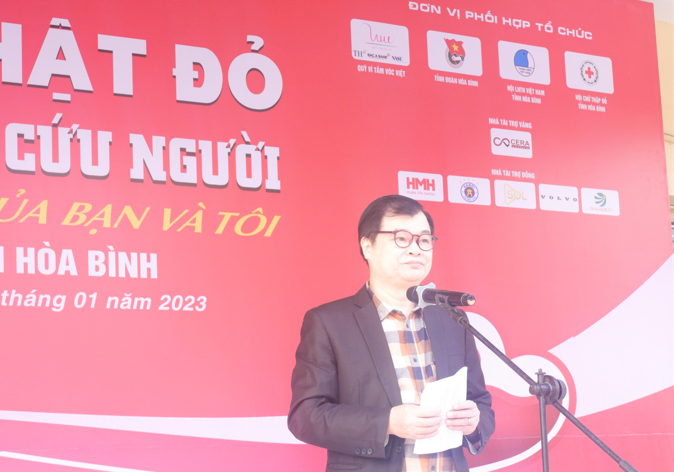 Nhà báo Bùi Hữu Lộc - Phó Chủ tịch Công đoàn báo Tiền phong cho biết, chương trình Chủ nhật Đỏ lần thứ XV - năm 2023 và lan tỏa thông điệp “Hiến máu cứu người, sinh mệnh của bạn và tôi” đã trở thành sự kiện có ý nghĩa nhân văn sâu sắc trên toàn quốc, ngày càng có sức ảnh hưởng sâu rộng đến cộng đồng, nhận được sự quan tâm của nhiều đơn vị, đông đảo người dân ở các độ tuổi, ngành nghề tham gia hiến máu. Ngọn lửa Chủ nhật Đỏ được nhen nhóm và thổi bùng mạnh mẽ nhờ sự chung sức của nhiều đơn vị, cơ quan và tinh thần nhiệt huyết của cả cộng đồng, đặc biệt là giới trẻ tham gia hiến máu.