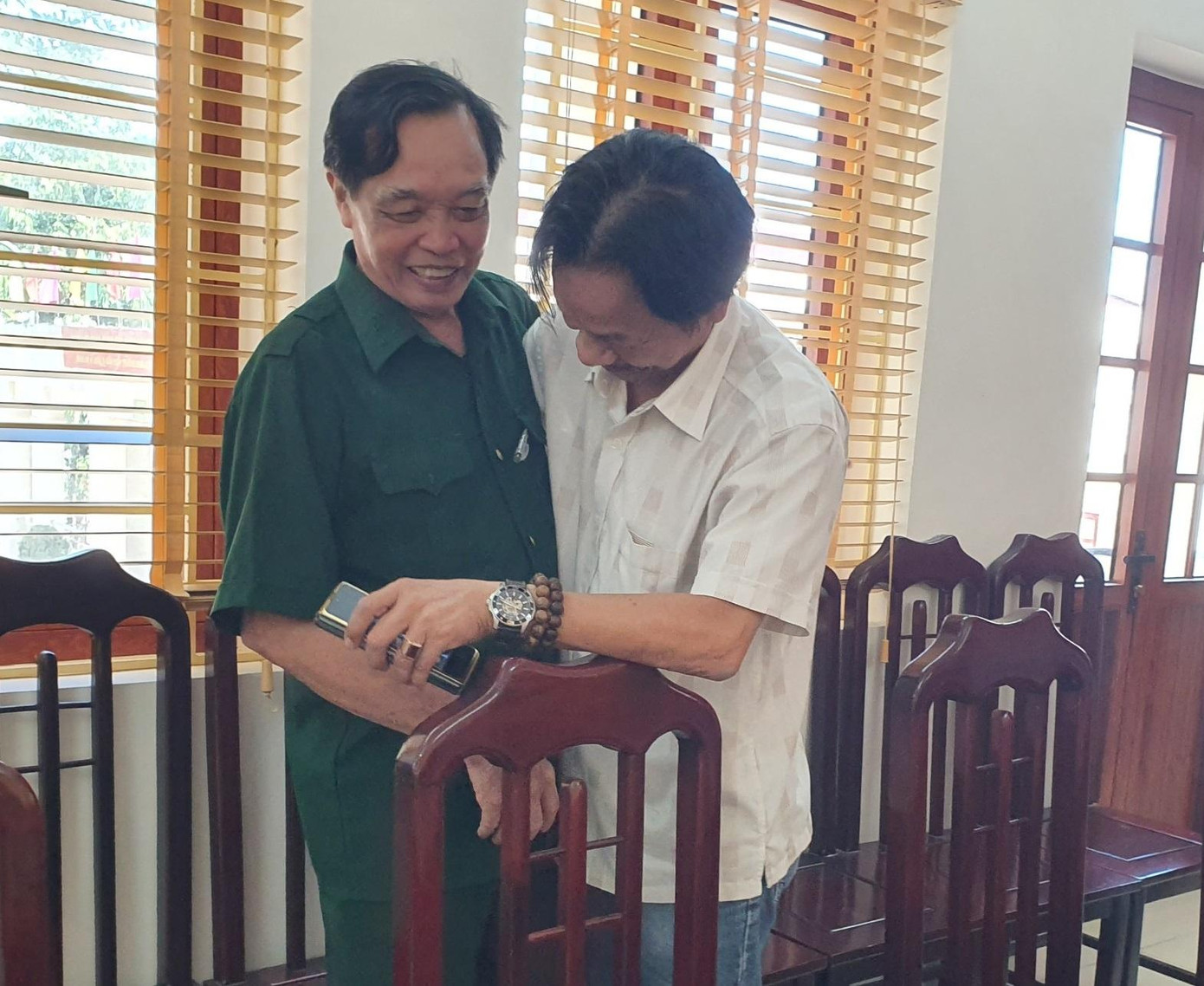 Ông Nguyễn Hữu Ấm (trái) mất sức lao động 81%, đang được nuôi dưỡng tại Trung tâm cho biết, bản thân ông rất vinh dự được Đảng và Nhà nước chăm sóc. Trong những ngày ý nghĩa này lại được đón nhiều đoàn đến thăm, đó là nguồn động viên rất lớn. “Xin cảm ơn công ty Him Lam và báo Tiền Phong đến thăm hỏi tri ân, gắn bó với chúng tôi trong nhiều năm qua. Những món quà tri ân là những liều thuốc quý giúp chúng tôi cảm thấy yên tâm, đời sống ngày một nâng lên”, ông Ấm phát biểu.