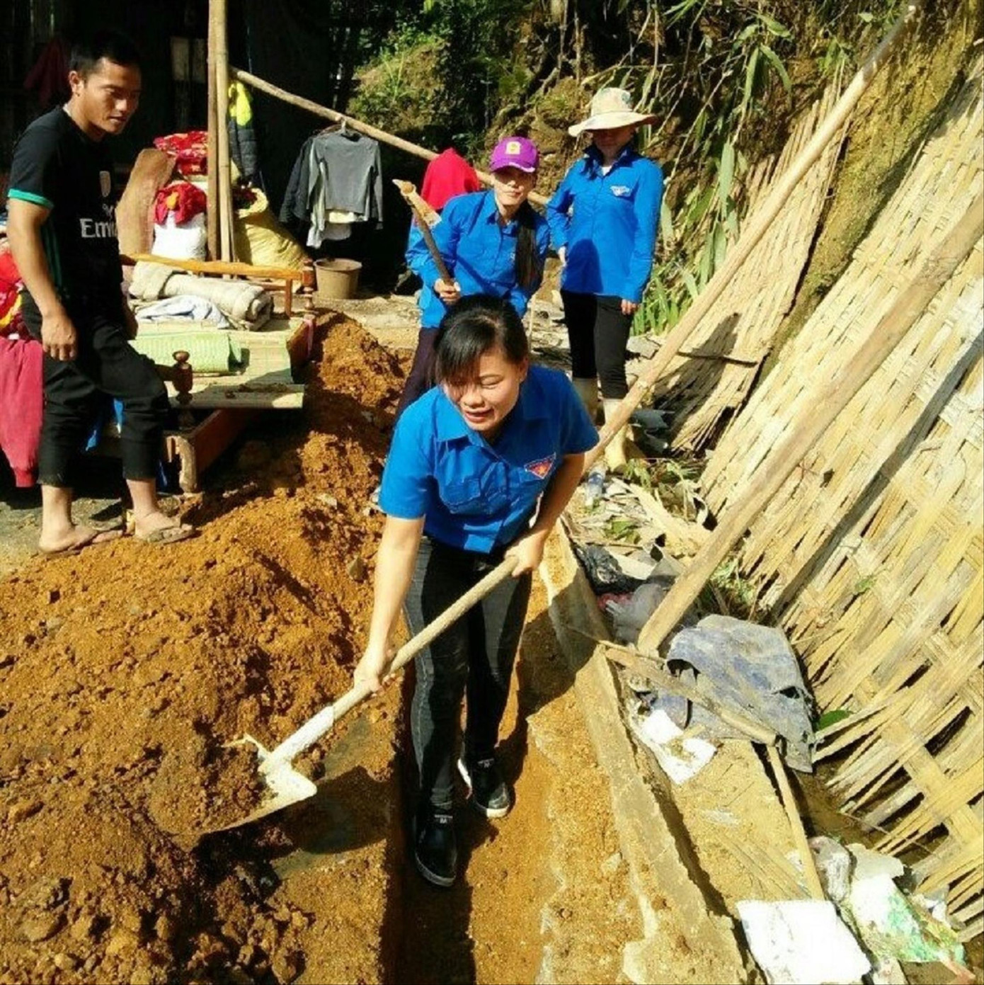 Sua tham gia công tác Đoàn