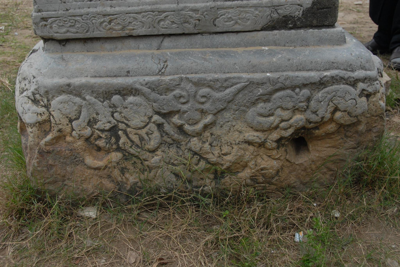 Chân của văn bia được chôn rất sâu, đất bùn và cát bám chặt vào chân bia.