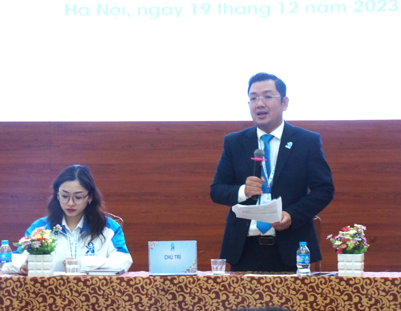 Anh Lâm Văn Tân - Phó Bí thư Thành Đoàn Cần Thơ, Chủ tịch Hội SVVN TP Cần Thơ và chị Phùng Tố Linh - Phó Bí thư Tỉnh Đoàn, Chủ tịch Hội SVVN tỉnh Thanh Hóa chủ trì tổ thảo luận.