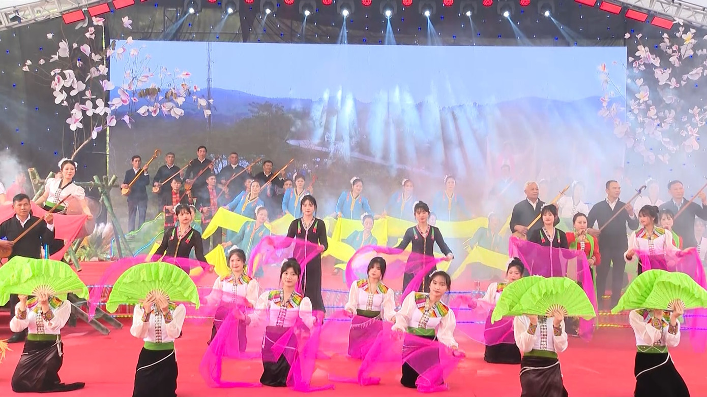 Ngày 7/4, tại Nhà văn hóa xã Khổng Lào, UBND tỉnh Lai Châu đã khai mạc Lễ hội Then Kin Pang năm 2025 với chủ đề “Lời Then vọng mãi”. Trong ảnh: Tiết mục múa "Mời Then xuống trần" tại khai mạc Lễ hội.