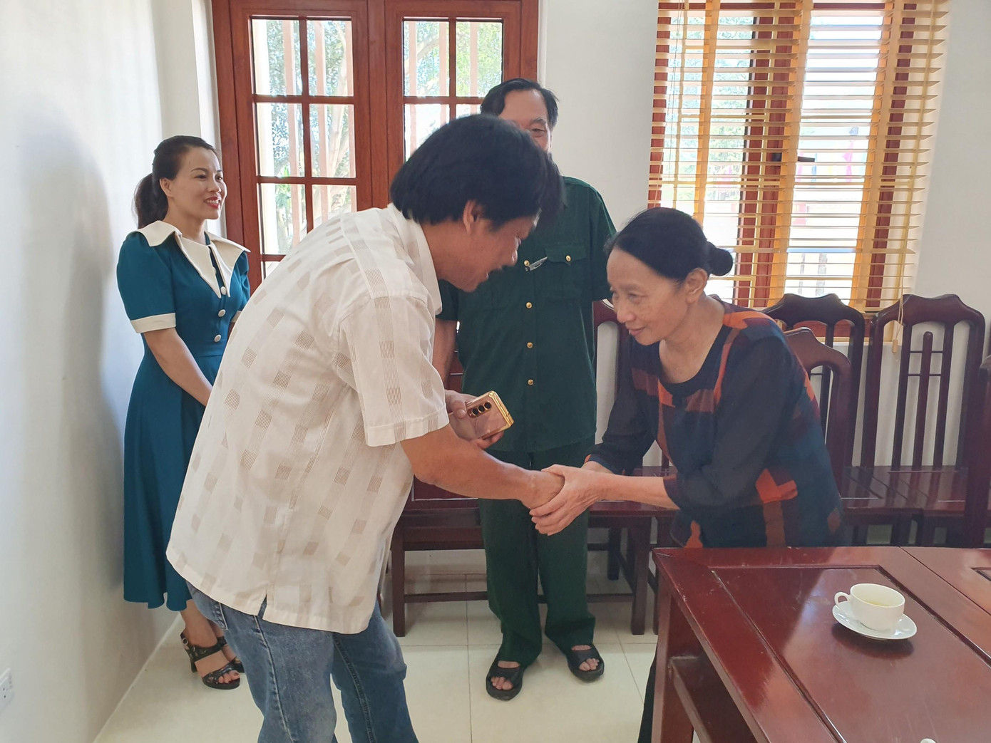 Điểm đến đầu tiên của đoàn là Trung tâm điều dưỡng Thương binh Lạng Giang, Bắc Giang - nơi đang chăm sóc, nuôi dưỡng 40 thương bệnh binh nặng của 21 tỉnh thành, từ Thừa Thiên Huế trở ra phía Bắc. Hầu hết các thương binh đã trên 70 tuổi; có nhiều người hơn 80 đến 90 tuổi. Nhiều người thường xuyên đau ốm.