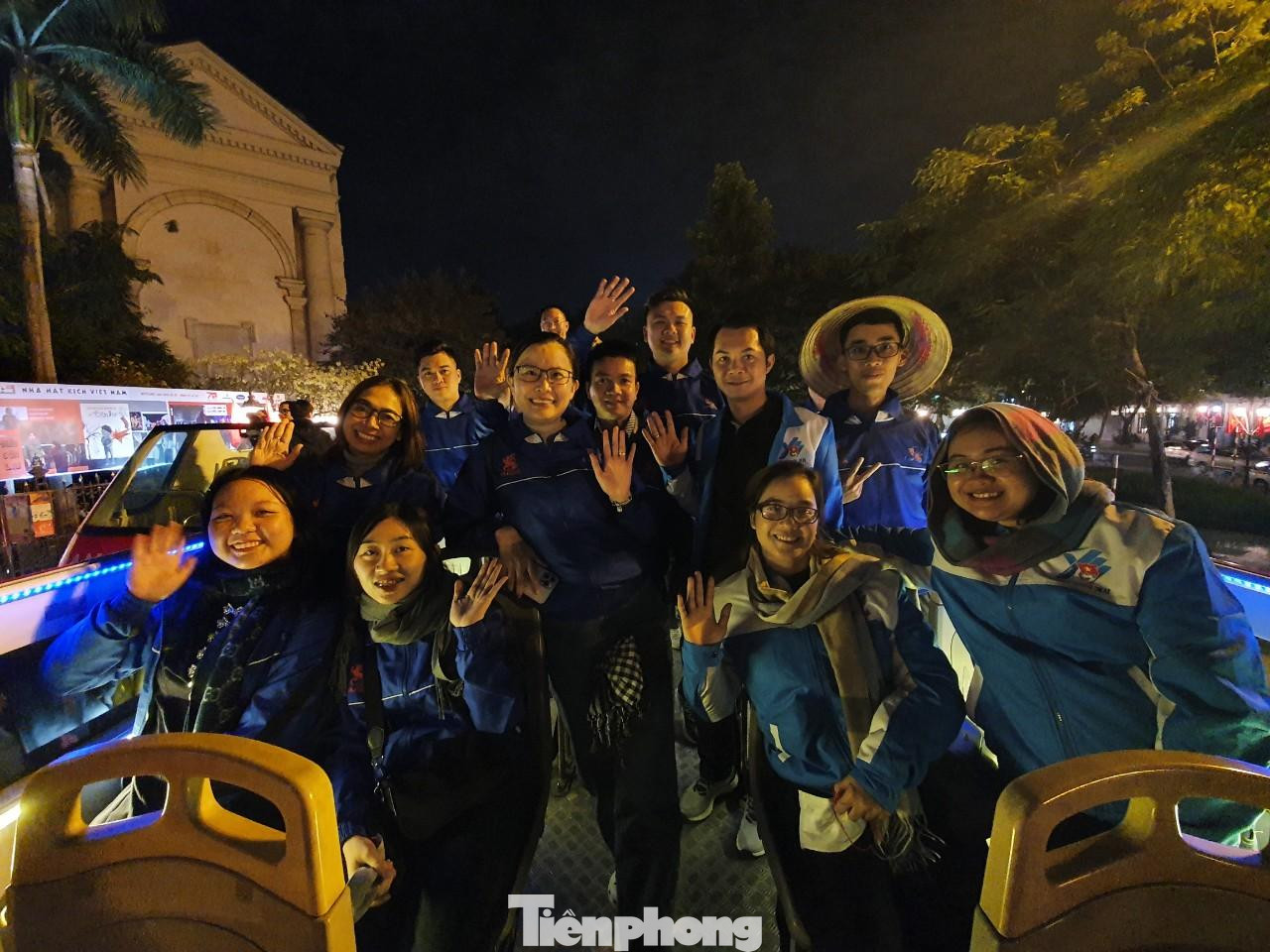 19h, các đại biểu đến từ nhiều tỉnh thành như Đắk Lắk, Thái Bình, Nam Định, Lào Cai... di chuyển đến Nhà hát lớn Hà Nội lên xe buýt hai tầng tham quan các địa điểm danh thắng nội thành thành phố Hà Nội. 19h, các đại biểu đến từ nhiều tỉnh thành như Đắk Lắk, Thái Bình, Nam Định, Lào Cai... di chuyển đến Nhà hát lớn Hà Nội lên xe buýt hai tầng tham quan các địa điểm danh thắng nội thành thành phố Hà Nội.