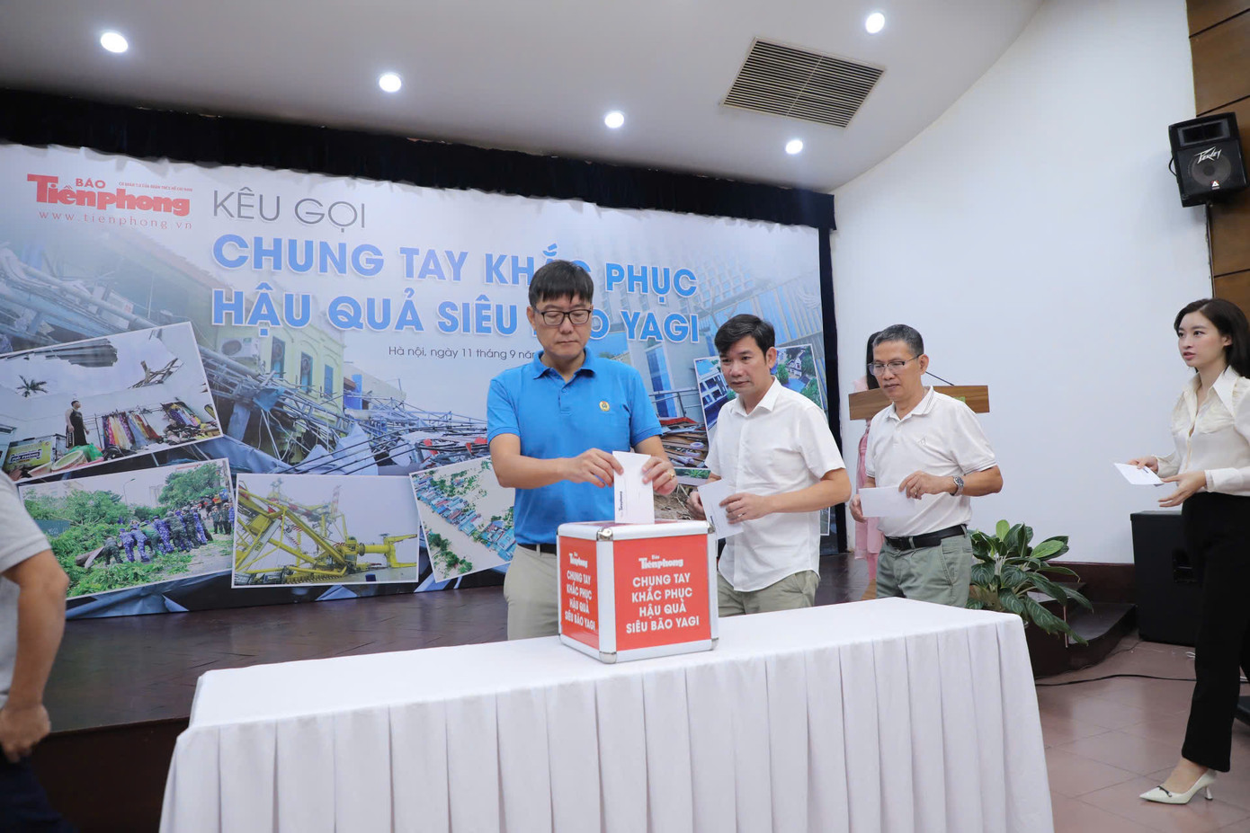 Tại chương trình, các cán bộ, viên chức, người lao động báo Tiền Phong đã trực tiếp tham gia ủng hộ đồng bào bị ảnh hưởng của cơn bão số 3. Tại chương trình, các cán bộ, viên chức, người lao động báo Tiền Phong đã trực tiếp tham gia ủng hộ đồng bào bị ảnh hưởng của cơn bão số 3.