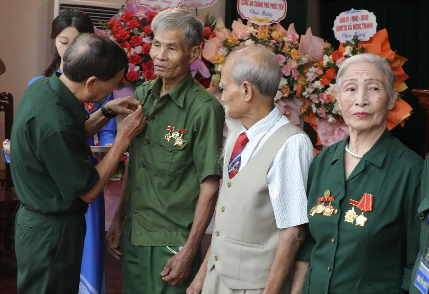 Lãnh đạo Hội Cựu TNXP Việt Nam trao huy hiệu "Cựu TNXP làm theo lời Bác" cho các cựu TNXP xây dựng hồ Đại Lải
