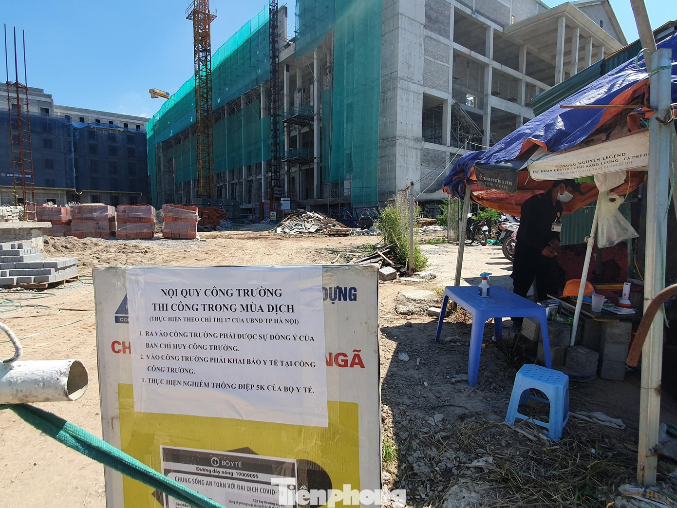 Chủ đầu tư, nhà thầu thi công chịu trách nhiệm trước pháp luật về việc chấp hành các biện pháp phòng, chống dịch trong thời gian thực hiện giãn cách xã hội. Trong ảnh là khu vực công nhân ra vào tại trụ sở Toà án nhân dân TP Hà Nội (phường Đại Kim, quận Hoàng Mai).