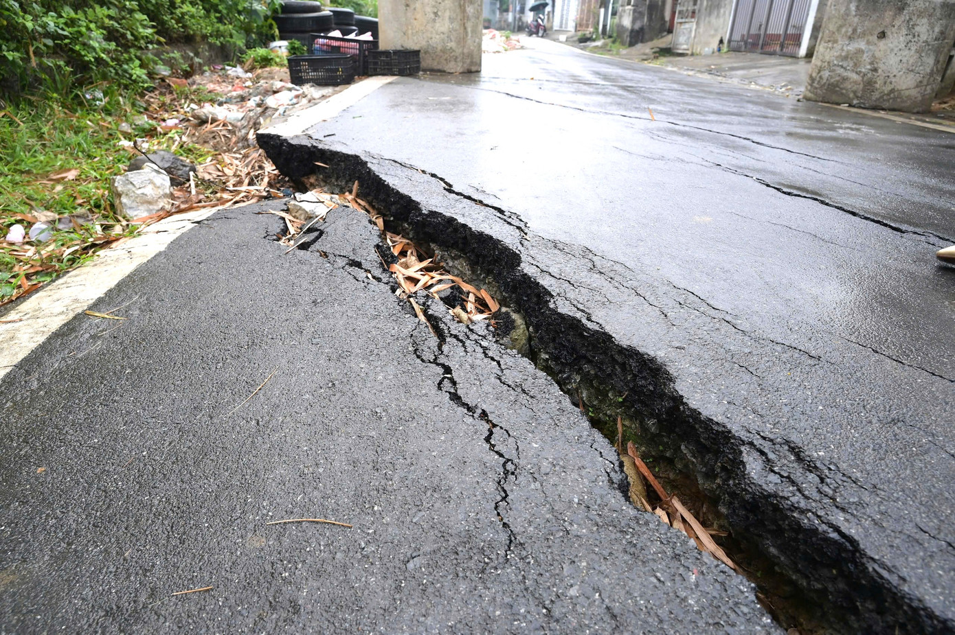 Đoạn đường 23/9 đi qua tổ 13,14,15 phường Pom Hán có nhiều vết nứt nguy hiểm, kéo dài hàng trăm mét.