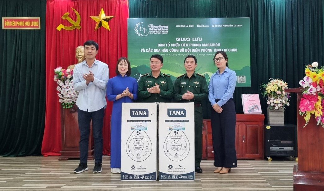 Những máy lọc nước đầu tiên được trao tại đồn biên phòng Huổi Luông (Phong Thổ, Lai Châu) Những máy lọc nước đầu tiên được trao tại đồn biên phòng Huổi Luông (Phong Thổ, Lai Châu)