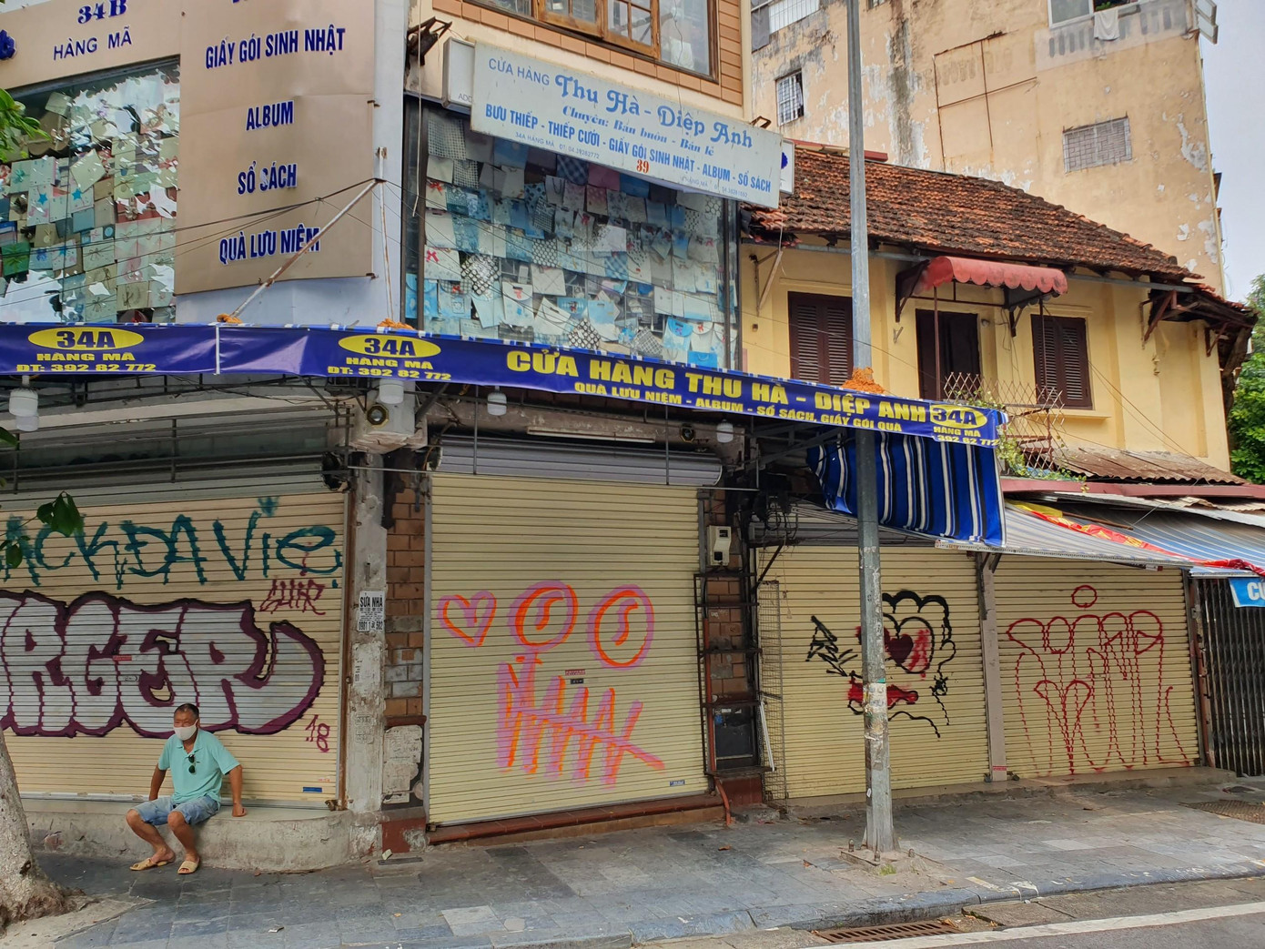 Nhiều cửa hàng đóng cửa chờ trạng thái bình thường trở lại. Khung cảnh vắng vẻ, ảm đảm chưa từng thấy trên phố này.