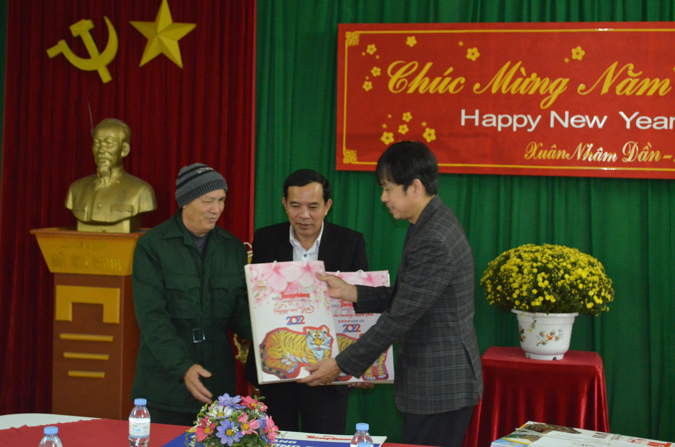 Nhà báo Nguyễn Huy Lộc, Ủy viên Ban Biên tập báo Tiền Phong gửi lời chúc sức khỏe tới các bác thương binh. Nhà báo Nguyễn Huy Lộc, Ủy viên Ban Biên tập báo Tiền Phong gửi lời chúc sức khỏe tới các bác thương binh.