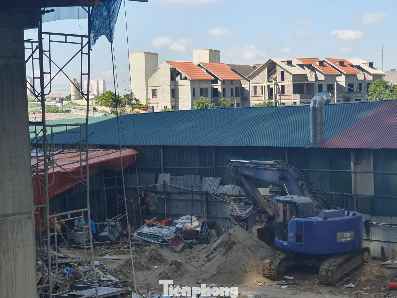 Sở Xây dựng yêu cầu chủ đầu tư, các nhà thầu xây dựng quản lý, giám sát chặt chẽ người lao động tại công trường nghiêm túc thực hiện các biện pháp phòng, chống dịch trong khoảng thời gian thực hiện giãn cách xã hội, bảo đảm vệ sinh môi trường, phòng, chống cháy nổ, an ninh trật tự tại công trường xây dựng.