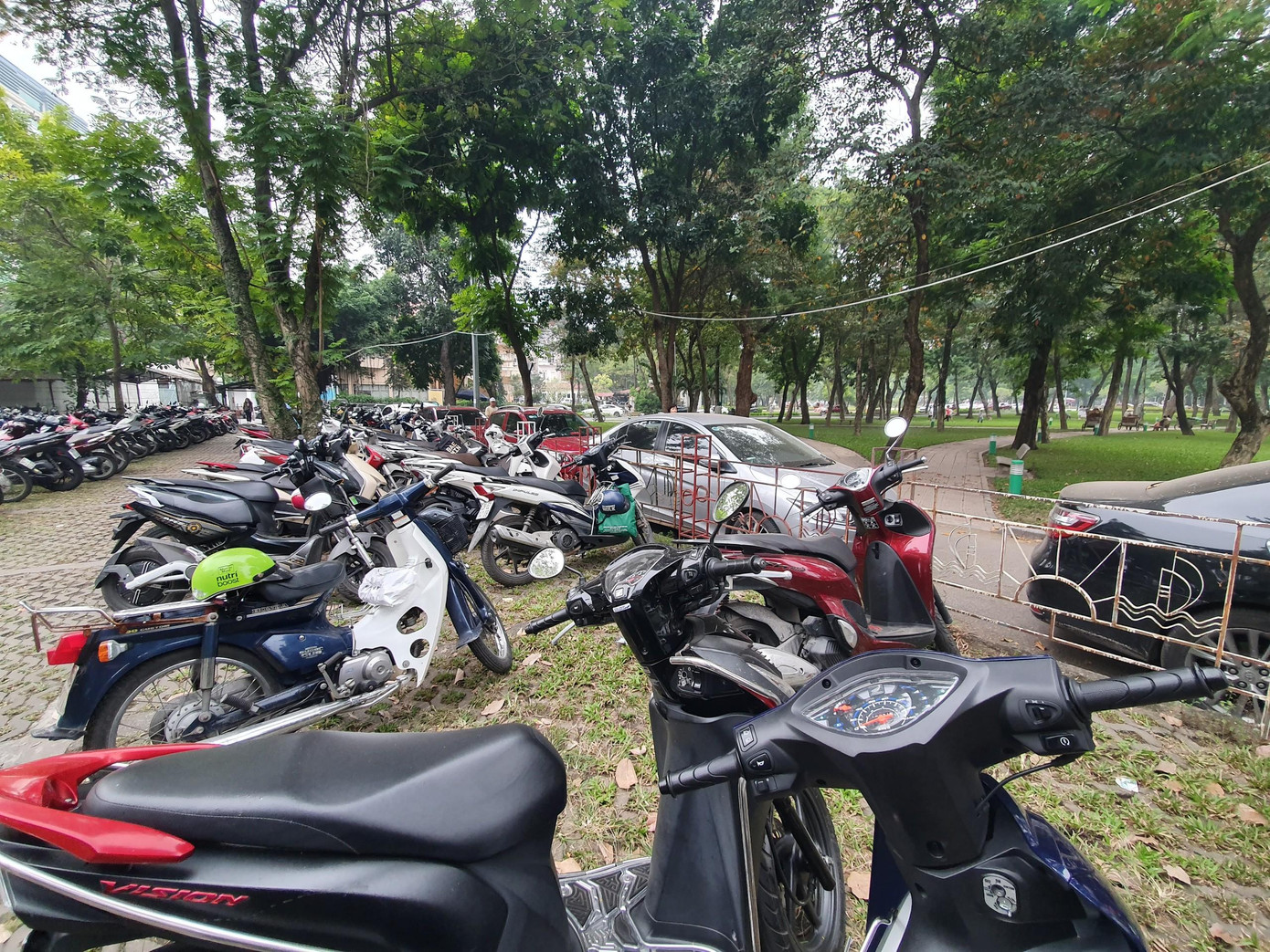 Ước tính ở đây, mỗi ngày có hàng nghìn lượt xe máy và hàng trăm lượt ôtô ra vào gửi xe. Ước tính ở đây, mỗi ngày có hàng nghìn lượt xe máy và hàng trăm lượt ôtô ra vào gửi xe.