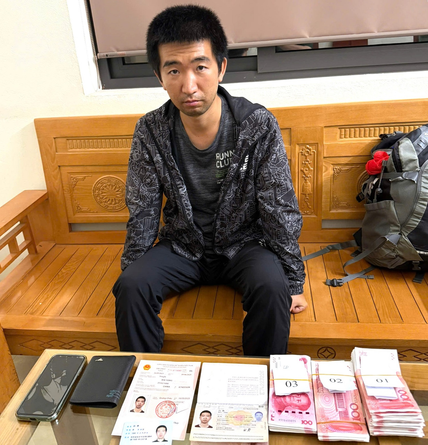 Dũng khai nhận, dù biết đây là tiền giả nhưng sang Việt Nam du lịch là để tiêu thụ. Dũng khai nhận, dù biết đây là tiền giả nhưng sang Việt Nam du lịch là để tiêu thụ.