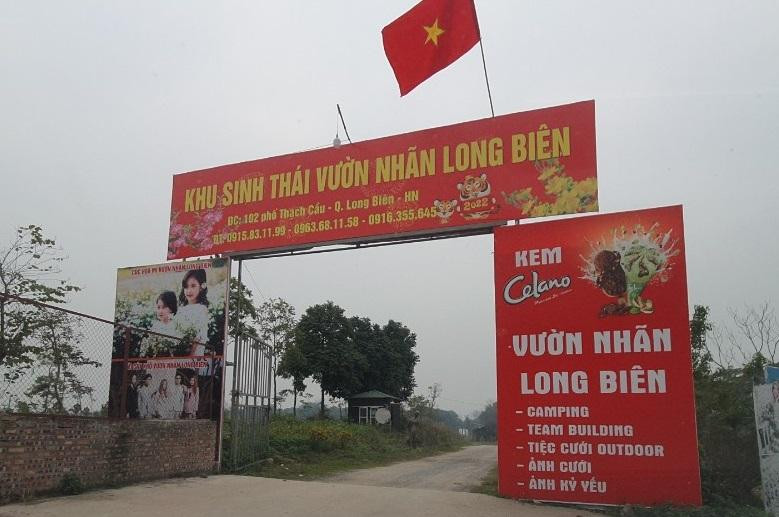 Theo phản ánh của người dân, thời gian gần đây, các bãi cỏ ven sông Hồng dưới chân cầu Vĩnh Tuy, thuộc địa bàn phường Long Biên (quận Long Biên, Hà Nội) được chia nhỏ và giao cho các cá nhân trông giữ… Những người được giao quản lý trưng biển khu du lịch sinh thái, dựng barie, rào giậu bằng lưới sắt, xe "hết đát", thậm chí đào hào ngăn cách và cắt cử người trông coi. Theo phản ánh của người dân, thời gian gần đây, các bãi cỏ ven sông Hồng dưới chân cầu Vĩnh Tuy, thuộc địa bàn phường Long Biên (quận Long Biên, Hà Nội) được chia nhỏ và giao cho các cá nhân trông giữ… Những người được giao quản lý trưng biển khu du lịch sinh thái, dựng barie, rào giậu bằng lưới sắt, xe "hết đát", thậm chí đào hào ngăn cách và cắt cử người trông coi.