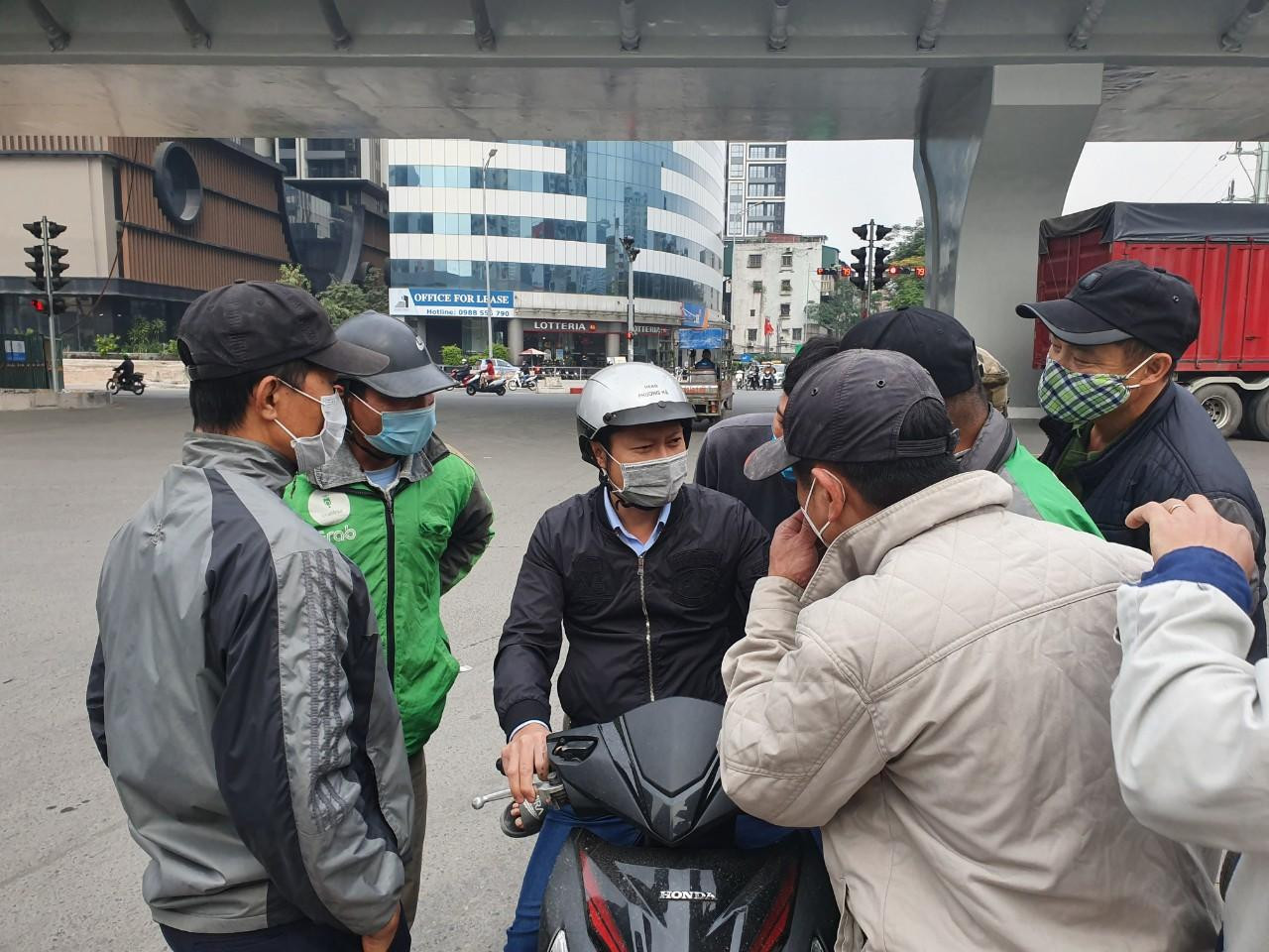 Sau cả buổi sáng chờ đợi mới có một khách hỏi. Nhóm lao động ùa ra, nhao nhao hỏi với ánh mắt đầy hi vọng.