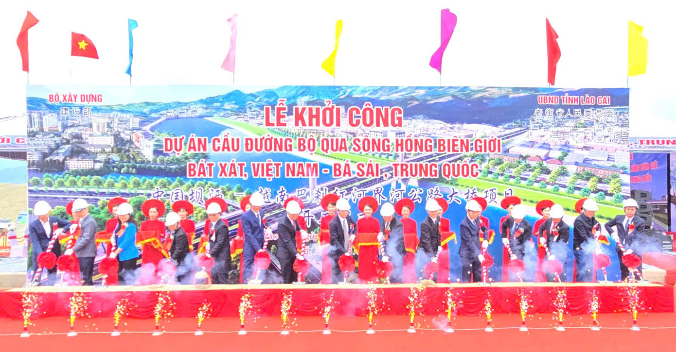 Lãnh đạo Tỉnh uỷ, UBND tỉnh Lào Cai, Bộ Xây dựng, các ban ngành khởi công công trình. Lãnh đạo Tỉnh uỷ, UBND tỉnh Lào Cai, Bộ Xây dựng, các ban ngành khởi công công trình.