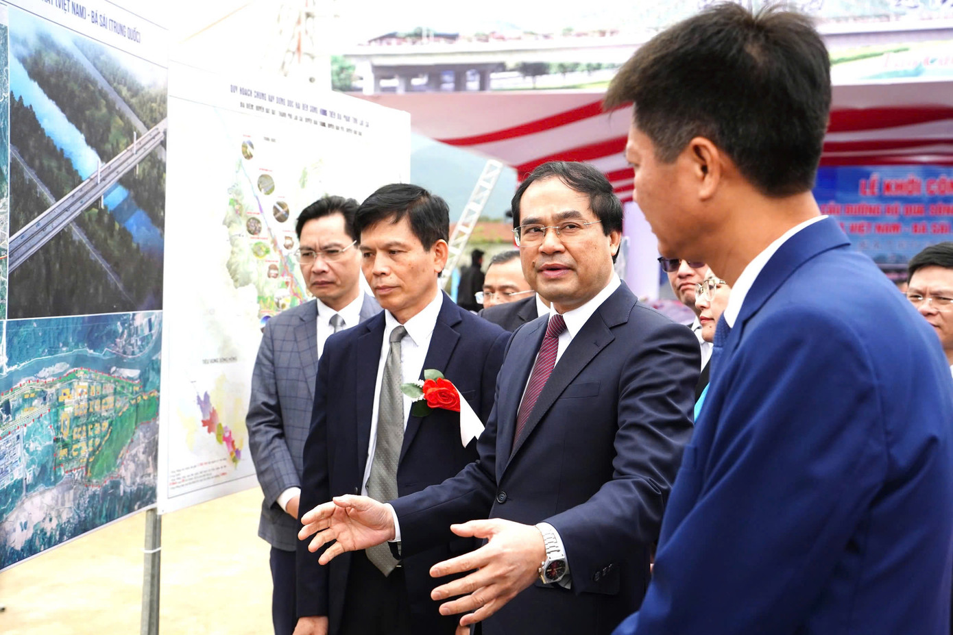 Bí thư Tỉnh uỷ, Chủ tịch UBND tỉnh Lào Cai Trịnh Xuân Trường (ở giữa) cùng Thứ trưởng Bộ Xây dựng (bên trái), Phó Chủ tịch UBND tỉnh Yên Bái (bên phải) tham quan mô hình cầu đường bộ qua sông Hồng. Bí thư Tỉnh uỷ, Chủ tịch UBND tỉnh Lào Cai Trịnh Xuân Trường (ở giữa) cùng Thứ trưởng Bộ Xây dựng (bên trái), Phó Chủ tịch UBND tỉnh Yên Bái (bên phải) tham quan mô hình cầu đường bộ qua sông Hồng.
