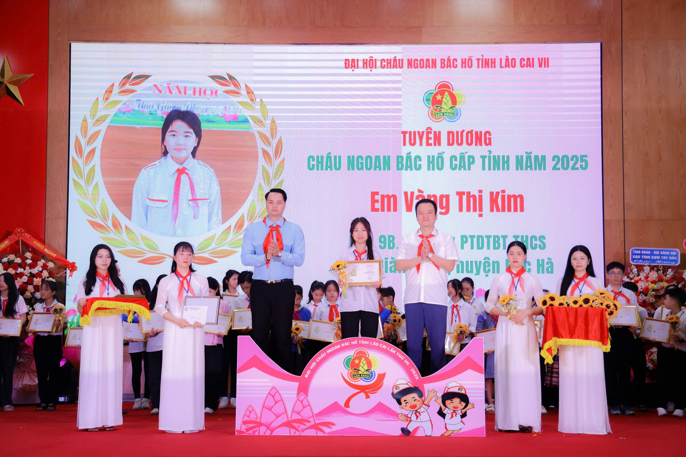 Ông Giàng Quốc Hưng - Trưởng ban Nội chính Tỉnh ủy Lào Cai (bên phải) và anh Hoàng Mạnh Linh (Phó Bí thư Tỉnh Đoàn Lào Cai) trao danh hiệu Cháu ngoan Bác Hồ cho em Vàng Thị Kim (Bắc Hà). Ông Giàng Quốc Hưng - Trưởng ban Nội chính Tỉnh ủy Lào Cai (bên phải) và anh Hoàng Mạnh Linh (Phó Bí thư Tỉnh Đoàn Lào Cai) trao danh hiệu Cháu ngoan Bác Hồ cho em Vàng Thị Kim (Bắc Hà).