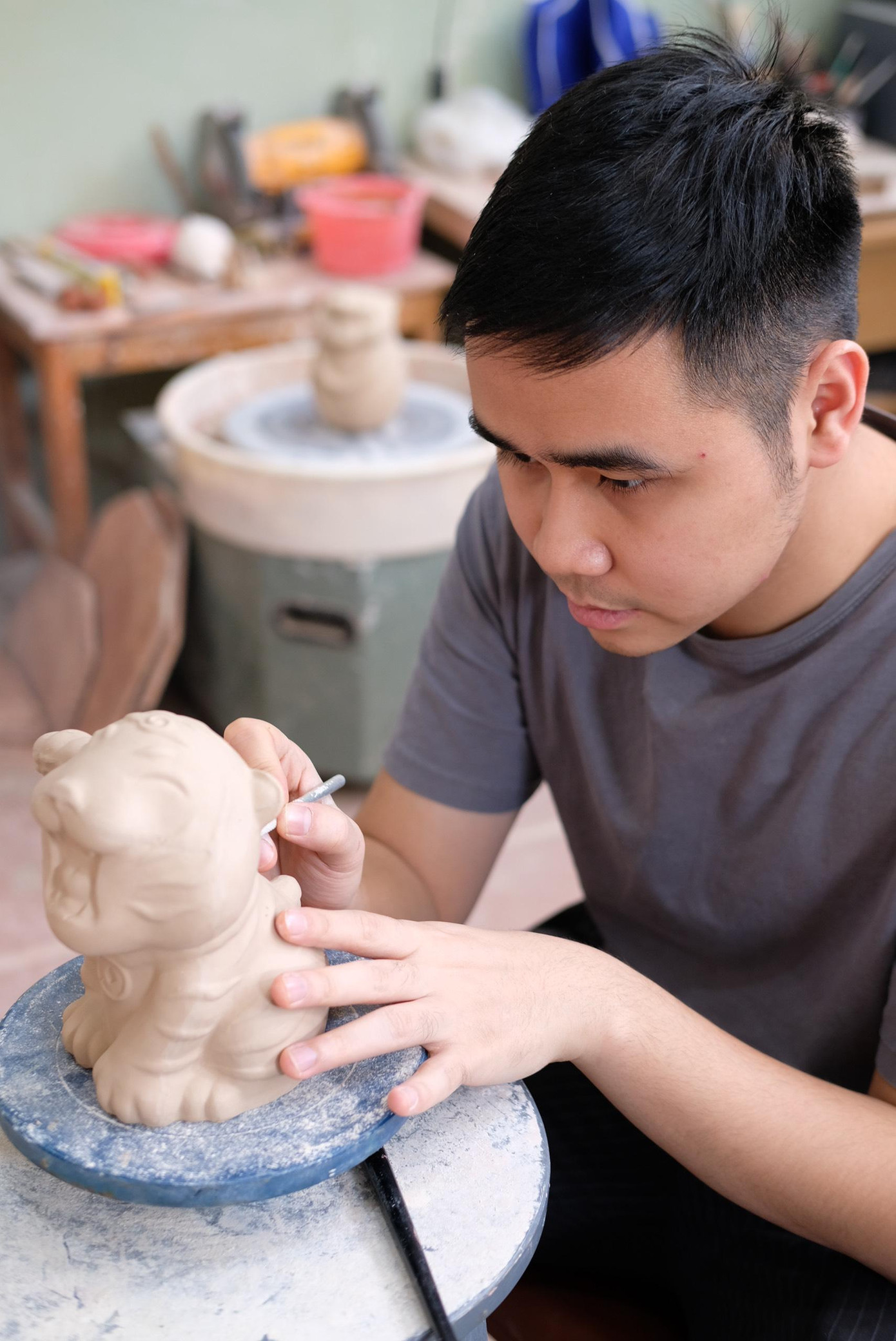 Linh vật năm nay là con Hổ, nhiều nghệ nhân trẻ đã sáng tạo những sản phẩm hút khách. Trong ảnh: Trần Anh Tú (lò gốm Đức Tân) đang tạo hình chú hổ "neko". Linh vật năm nay là con Hổ, nhiều nghệ nhân trẻ đã sáng tạo những sản phẩm hút khách. Trong ảnh: Trần Anh Tú (lò gốm Đức Tân) đang tạo hình chú hổ "neko".