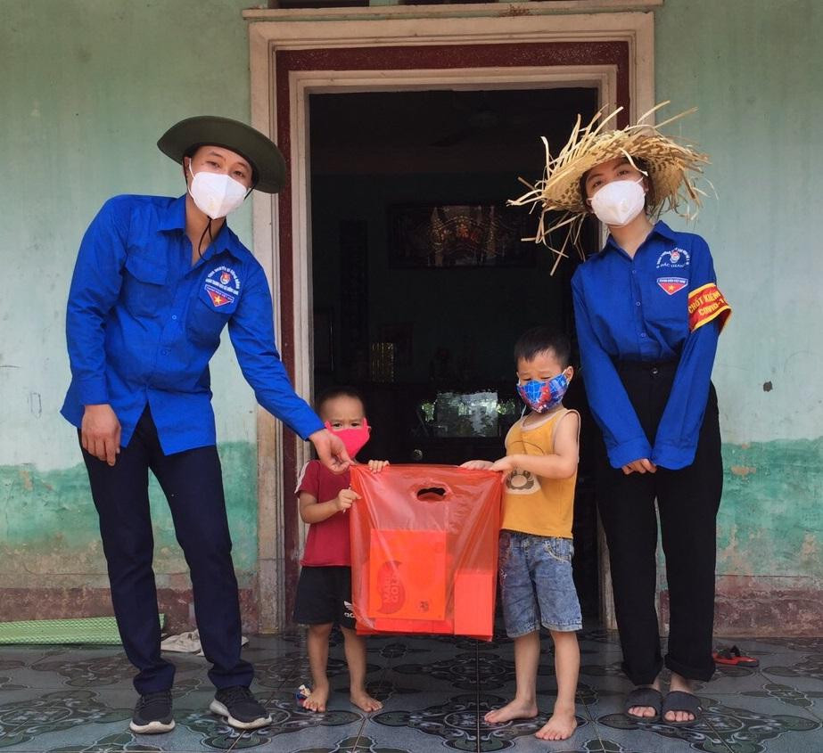 Với tinh thần “Vì đàn em thân yêu”, đồng hành cùng thiếu nhi Bắc Giang, Tỉnh đoàn, Hội đồng Đội tỉnh phát động các cơ sở Đoàn, Đội chung tay tổ chức các hoạt động chăm lo, đồng hành với các em thiếu nhi tại các khu cách ly. Ảnh chụp Đoàn viên tặng quà cho thiếu nhi tại xã Đồng Lạc, huyện Yên Thế.
