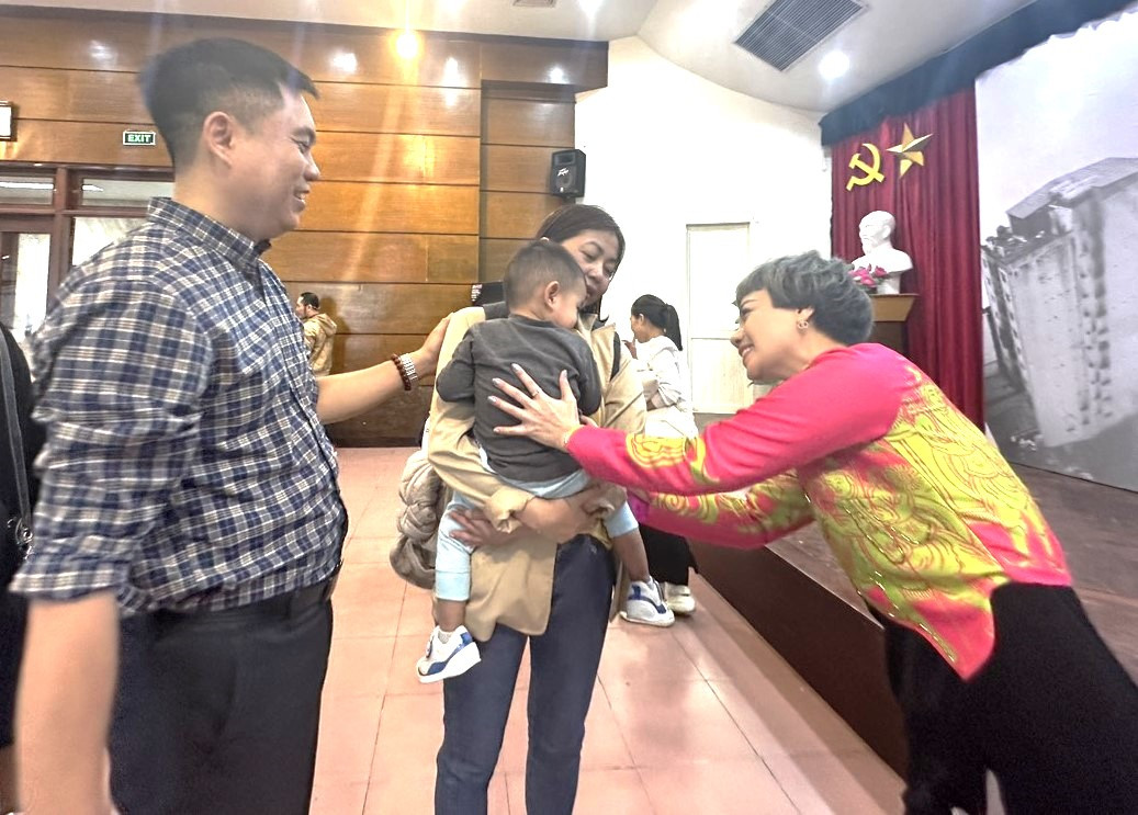 Ca sĩ Ngọc Khuê (bên phải) người đã khởi xướng chương trình ca nhạc "Cánh hoa bay" đón các cháu