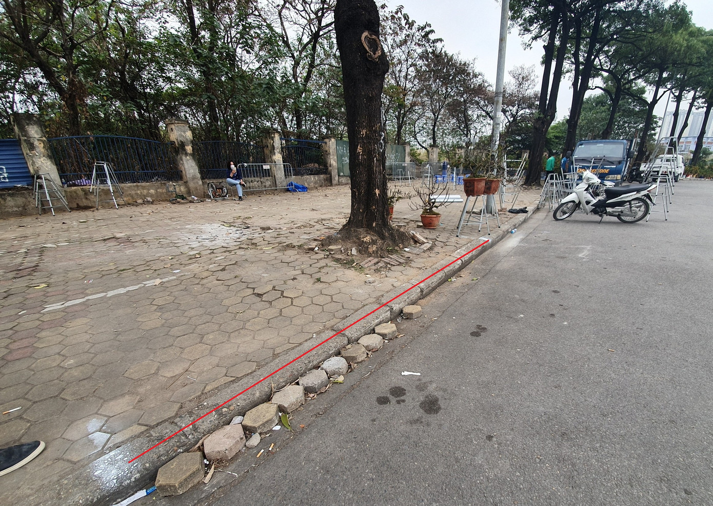 Khu vực vỉa hè đường Lê Quang Đạo, sát cổng Liên đoàn Bóng đá Việt Nam (phường Mỹ Đình 1, quận Nam Từ Liêm), người treo biển cho thuê cũng phát giá 12 triệu đồng/ô vỉa hè (theo đường kẻ đỏ) có diện tích chừng 50m2. Khu vực vỉa hè đường Lê Quang Đạo, sát cổng Liên đoàn Bóng đá Việt Nam (phường Mỹ Đình 1, quận Nam Từ Liêm), người treo biển cho thuê cũng phát giá 12 triệu đồng/ô vỉa hè (theo đường kẻ đỏ) có diện tích chừng 50m2.