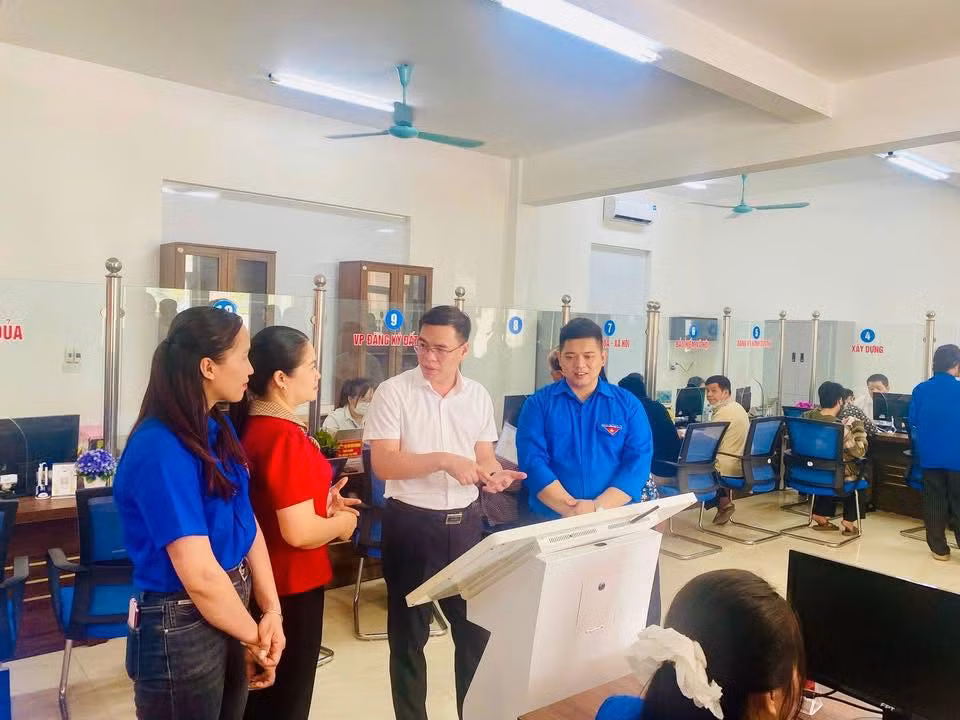 Anh Hà Đức Hải - Phó Chủ tịch Ủy ban MTTQ Việt Nam tỉnh, Bí thư Tỉnh Đoàn Lào Cai (áo trắng) đã trực tiếp đến thăm, động viên các đội hình thanh niên tình nguyện tại phường Yên Bái và xã Yên Bình.